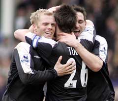 Chelseas Eidur Gudjohnsen (t.v.), John Terry (midten) og Frank Lampard (t.h.) jubler etter seieren over Everton. (Foto: Reuters/Scanpix) Chelseas Eidur Gudjohnsen (t.v.), John Terry (midten) og Frank Lampard (t.h.) jubler etter seieren over Everton. (Foto: Reuters/Scanpix)