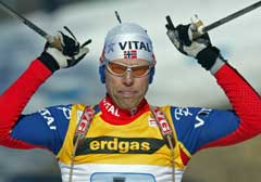 Halvald Hanevold jubler i det han går Norge inn til førsteplass på stafetten i prøve-OL. (Foto: Reuters/Scanpix)