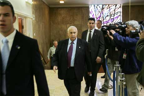 FØR VEDTAKET: Statsminister Ariel Sharon på vei inn til ministermøte som godkjente hans forslag om å løslate 500 palestinske fanger. Foto: AFP/Scanpix