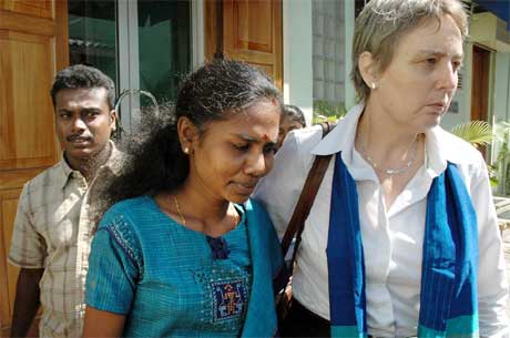 Murugupillai Jeyarajah og kona Jenita Jeyarajah måtte kjempe lenge for å få babyen tilbake. (Foto: Scanpix / AFP) 