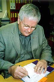 Han er medforfatter av boken "Bergen for begynnere", en slags ABC for folk utenfra som ville lære byen og innbyggerne bedre å kjenne. Foto: Haakon D Blaauw Han er medforfatter av boken "Bergen for begynnere", en slags ABC for folk utenfra som ville lære byen og innbyggerne bedre å kjenne. Foto: Haakon D Blaauw