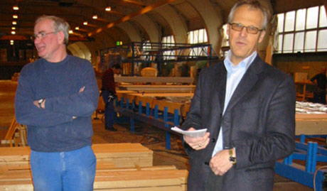 Moelven Byggmodul AS utvider med 30 nye arbeidsplasser. (Fra venstre) Hovedtillitsvalgt Kåre Kastbakken og direktør Hans Erik Stadshaug