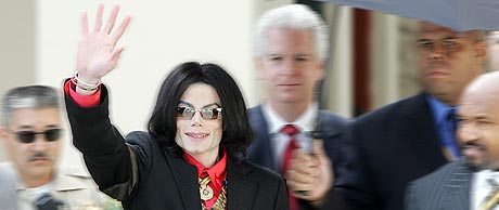 Michael Jackson ble tidligere i måneden bragt til akuttmottaket ved et sykehus i Santa Maria, etter at han ble dårlig på vei til rettssaken. Foto: AFP PHOTO/Robyn BECK