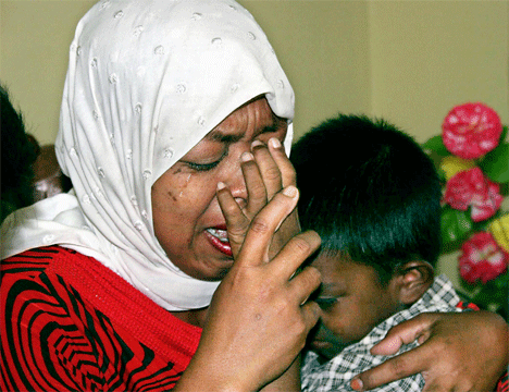 Hayatun Nafis klemmer sønnen Muhammad Nurwansyah etter sju ukers adskillelse. Foto: AFP/Reuters 