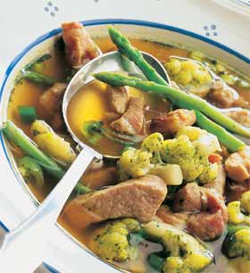 En spennende kjøttsuppe med svinekjøtt og asparges. foto: Kim Holthe, OFK En spennende kjøttsuppe med svinekjøtt og asparges. foto: Kim Holthe, OFK