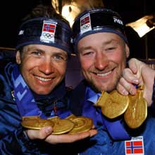 Ole Einar Bjrndalen og Kjetil Andr Aamodt er blant Norges store medaljesankere. Her med de sju gullmedaljene de vant i OL i Salt Lake City. (Foto: Tor Richardsen / SCANPIX)