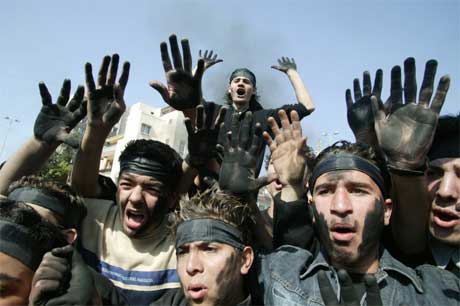 Demonstranter, med sot på hender og ansikt, ropte anti-syriske slagord i Rafiq Hariris hjemby Sidon i Libanon.(Foto: AFP Haitam Mussawi) Demonstranter, med sot på hender og ansikt, ropte anti-syriske slagord i Rafiq Hariris hjemby Sidon i Libanon.(Foto: AFP Haitam Mussawi)
