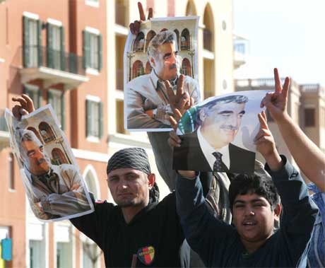 Libanesiske tenåringer marsjerer i Beiruts gater med bilder av den drepte Rafiq Hariri.(Foto:Reuters/Mohamed Azakir) Libanesiske tenåringer marsjerer i Beiruts gater med bilder av den drepte Rafiq Hariri.(Foto:Reuters/Mohamed Azakir)