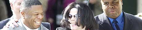 SENDT TIL SYKEHSU: Michael Jackson skal ha blitt bragt til akuttmottaket ved et sykehus i Santa Maria, etter at han ble dårlig på vei til rettssaken. Bildet er tatt utenfor rettshuset i går. (Foto: Michael A. Mariant/AP)