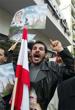 En blant mange tusen libanesere som demonstrer under begravelsen av tidligere statsminister Rafiq al-Hariri.(Foto:AP/Anvar Amro)