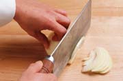 Husk å vaske eller bytte kniv ved behandling av forskjellige råvarer!