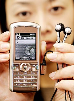 Snart kan du bruke mobiltelefonen til langt mer enn bare å snakke i. Foto: Yoshikazu Tsuno, AFP Photo.