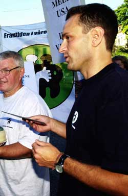 - Fire av dei åtte største fonda har pengar i selskap som produserer klasebomber, seier leiar Arild Hermstad i Framtiden i våre hender. - Fire av dei åtte største fonda har pengar i selskap som produserer klasebomber, seier leiar Arild Hermstad i Framtiden i våre hender.
