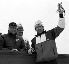 Oddvar Brå (th) gratuleres av Kong Olav etter VM-gullet på 15 km i Holmenkollen i 1982. (Foto: NTB / Scanpix)