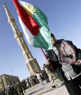 En mann med det kurdiske flagget i byen Arbil nord i Irak. (Foto: AFP/Scanpix)