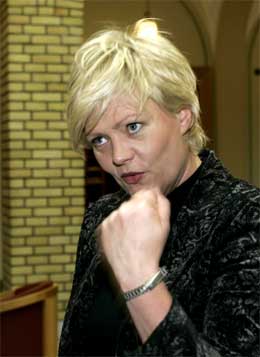 Kristin Halvorsen (SV) i vandrehallen i Stortinget etter at utenriksminister Jan Petersen hadde holdt sin utenrikspolitiske redegjørelse. (Foto: Bjørn Sigurdsøn / Scanpix)
