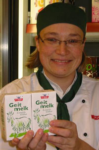 Elin Mo ved Spar Skotterud selger geitmjølk til svenskene
