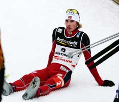 En utslitt Petter Tande etter langrennet. (Foto: Erlend Aas / SCANPIX) En utslitt Petter Tande etter langrennet. (Foto: Erlend Aas / SCANPIX)