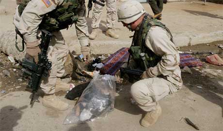 Amerikanske soldater leter etter bevismateriale etter selvmordsangrep mot et gravfølge nær en moské i Bagdad. (Foto: Scanpix/Reuters)