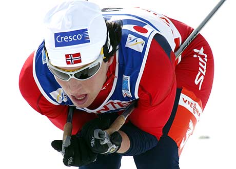 Marit Bjørgen ledet etter den klassiske delen, men stivnet i motbakkene i siste runde (Foto: AP/Jan Pitman) 