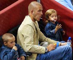  David Beckham med sønnene Brooklyn (t.v.) og Romeo. (Foto: AP/Scanpix)