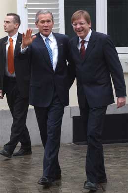 Belgias statsminister Guy Verhofstadt er vert under Bushs Brussel-besøk. (Foto: AP/Scanpix)