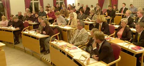 Opposisjonspolitikerne i Halden mener det er for få politiske møter, og at avgjørelsene tas andre steder enn i kommunestyret.