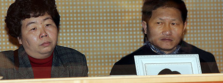 Heng Wu og Cuiping Huang, foreldrene til den ene av de drepte, var til stede da saken startet i Oslo tinghus. Foto: Scanpix