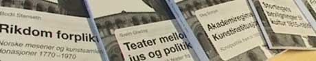 Mange historiske bind med Oslo-perspektiv. NRK-foto.
