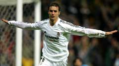 Ivan Helguera jubler etter å ha gitt Real Madrid 1-0 mot Juventus. (Foto: Reuters/Scanpix) Ivan Helguera jubler etter å ha gitt Real Madrid 1-0 mot Juventus. (Foto: Reuters/Scanpix)