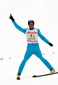 Magnus Moan jubler etter sitt siste hopp i lagkonkurransen. (Foto: Terje Bendiksby / SCANPIX)