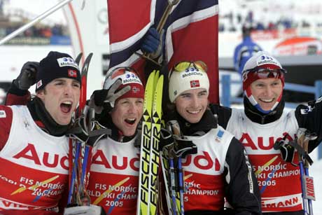 Håvard Klemetsen, Kristian Hammer, Magnus Moan og Petter Tande jubler over gullet i lagkonkurransen. (Foto: Terje Bendiksby / SCANPIX)