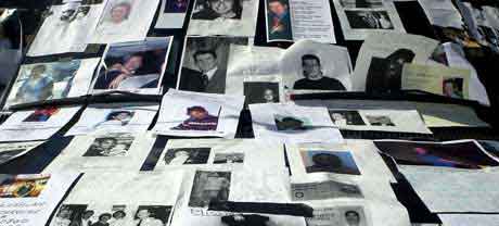 Bilder av savnede etter 11.september. (AP)