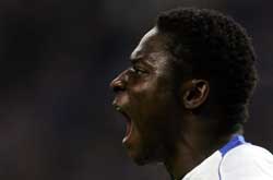 Obafemi Martins scoret Inters mål mot Porto. (Foto: AFP)