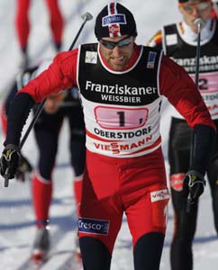 Odd-Bjørn Hjelmeset i aksjon på første etappe av 4x10 km stafett i ski-VM i Oberstdorf torsdag. (Foto: Erlend Aas / SCANPIX) 