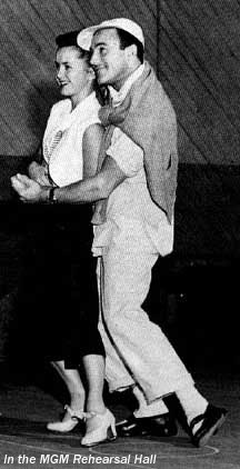 - Å spille inn dansescener med Gene er noe av det tøffeste jeg har gjort sa Debbie. Her øver de to i BMG studios i Hollywood. (Foto: Debbie Reynolds official website) - Å spille inn dansescener med Gene er noe av det tøffeste jeg har gjort sa Debbie. Her øver de to i BMG studios i Hollywood. (Foto: Debbie Reynolds official website)