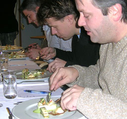 Dyp konsentrasjon over forretten. Fra høyre: Terje Ness, Steffen Engelhard og Daniel Madsen Dyp konsentrasjon over forretten. Fra høyre: Terje Ness, Steffen Engelhard og Daniel Madsen