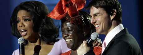 Fjorårets fredsprisvinner Wangari Muta Maathai mellom Oprah Winfrey og Tom Cruise under Nobelkonserten. Foto: Erlend Aas / SCANPIX