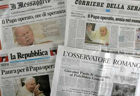 Pavens sviktende helse dominerer Italias avisforsider i dag. (Foto: AP/Scanpix)