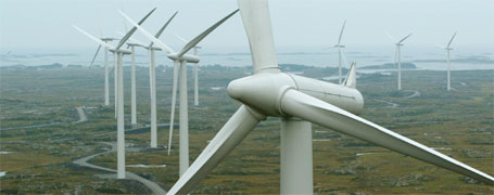 Vindkraftparken har fem vindmøller som ruver 76 meter over bakken og veier 86 tonn hver. De ble produsert i Danmark og transportert på 19 trailere til Mehuken. (Ill.foto)