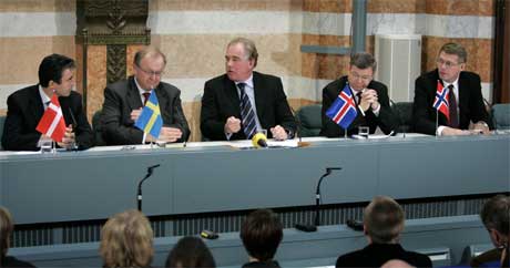 Islands statsminister Halldór Ásgrímsson omkranset av sine nordiske kolleger. (Arkivfoto: Anders Wiklund/Scanpix)