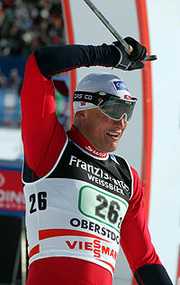 Tor Arne Hetland jubler idet han går i mål til gull for Norge i sprintstafetten i ski-VM fredag. Hetland gikk i par med Tore Ruud Hofstad. Foto: Terje Bendiksby / SCANPIX Tor Arne Hetland jubler idet han går i mål til gull for Norge i sprintstafetten i ski-VM fredag. Hetland gikk i par med Tore Ruud Hofstad. Foto: Terje Bendiksby / SCANPIX