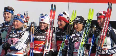 Marit Bjørgen og Hilde Gjermundshaug Pedersen ble det natutlige midtpunktet på seierspallen i Obersdorf. (Foto: NRK.no) Marit Bjørgen og Hilde Gjermundshaug Pedersen ble det natutlige midtpunktet på seierspallen i Obersdorf. (Foto: NRK.no)