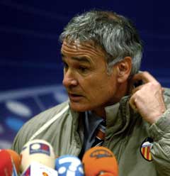 Claudio Ranieri var ikke lykkelig på pressekonferansen etter tapet mot Steua Bucuresti. (Foto: AFP/Scanpix) Claudio Ranieri var ikke lykkelig på pressekonferansen etter tapet mot Steua Bucuresti. (Foto: AFP/Scanpix)