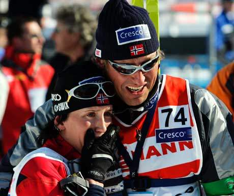 Marit Bjørgen og Svein Tore Samdal etter VM-gullet på 30 km klassisk. (Foto: Erlend Aas/Scanpix)