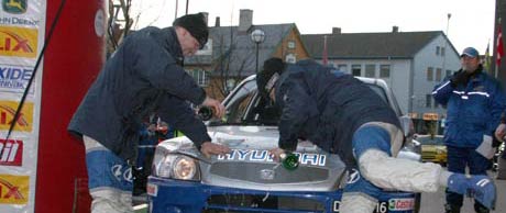 Thomas Kolberg (til høyre) og kartleser Ole K. Unnerud lot champagnen strømme over vinnerbilen etter seieren i Rally Finnskog. Foto: Ann-Kristin Mo