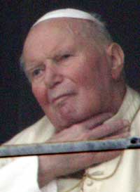 VISTE SEG: Pave Johannes Paul II holdt seg til halsen da han viste seg i vinduet til folkemengden utenfor i dag. (Foto: AFP)