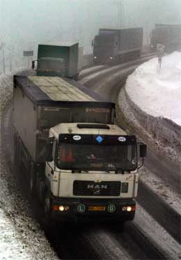 Lastebilkø på E55 nær tsjekkiske Cinovek, på grensen til Tyskland. (Foto: AFP/Scanpix)