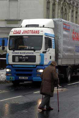 Lastebilene preger gatebildet i tsjekkiske Dubi. Nå roper ordføreren et varsku. (Foto: AFP/Scanpix)