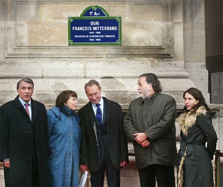 Ved monumentet etter Mitterrand: Danielle og hennes to sønner Gilbert (t.v.) og Jean-Christophe. Paris-ordfører Bertrand Delanoe står mellom dem og Mazarine (t.h.). (Foto fra 2003: AFP/Scanpix)